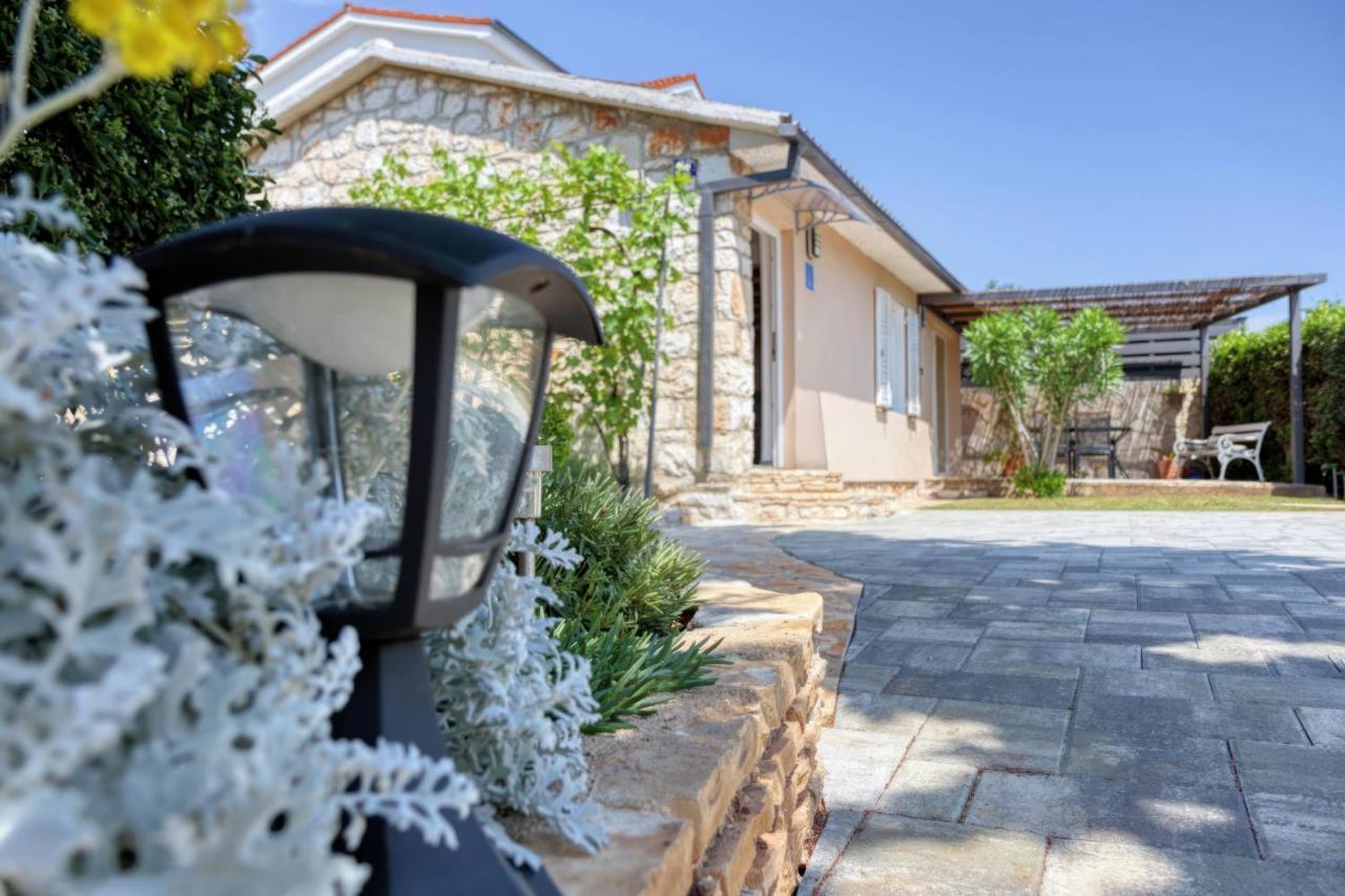 Holiday House "Laurus Garden" With Private Parking Medulin Extérieur photo